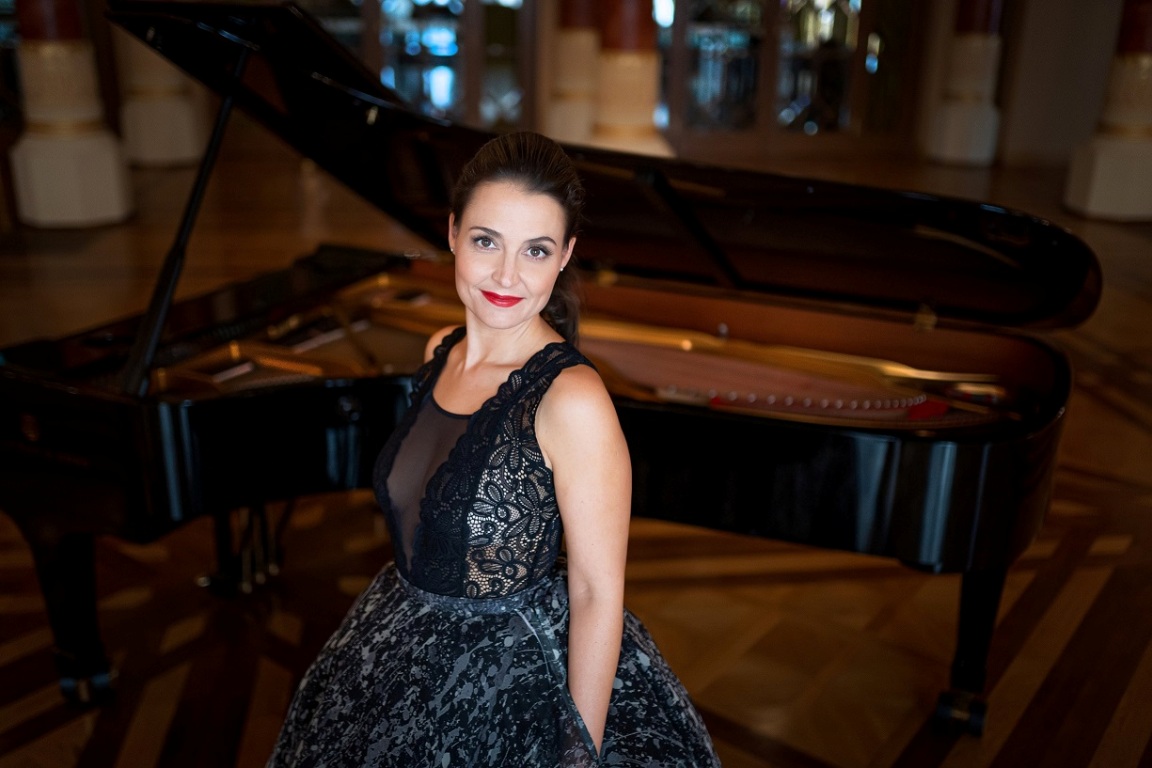 %label.img_fejes-krisztina-black-dress-piano-pesti-vigado_alt%