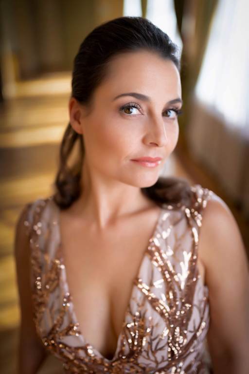 %label.img_fejes-krisztina-closeup-portrait-pesti-vigado_alt%