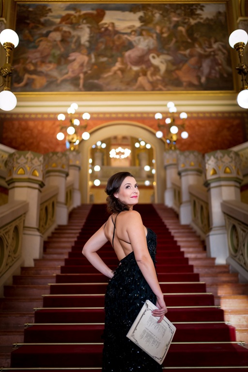 %label.img_fejes-krisztina-red-dress-stairs-pesti-vigado_alt%