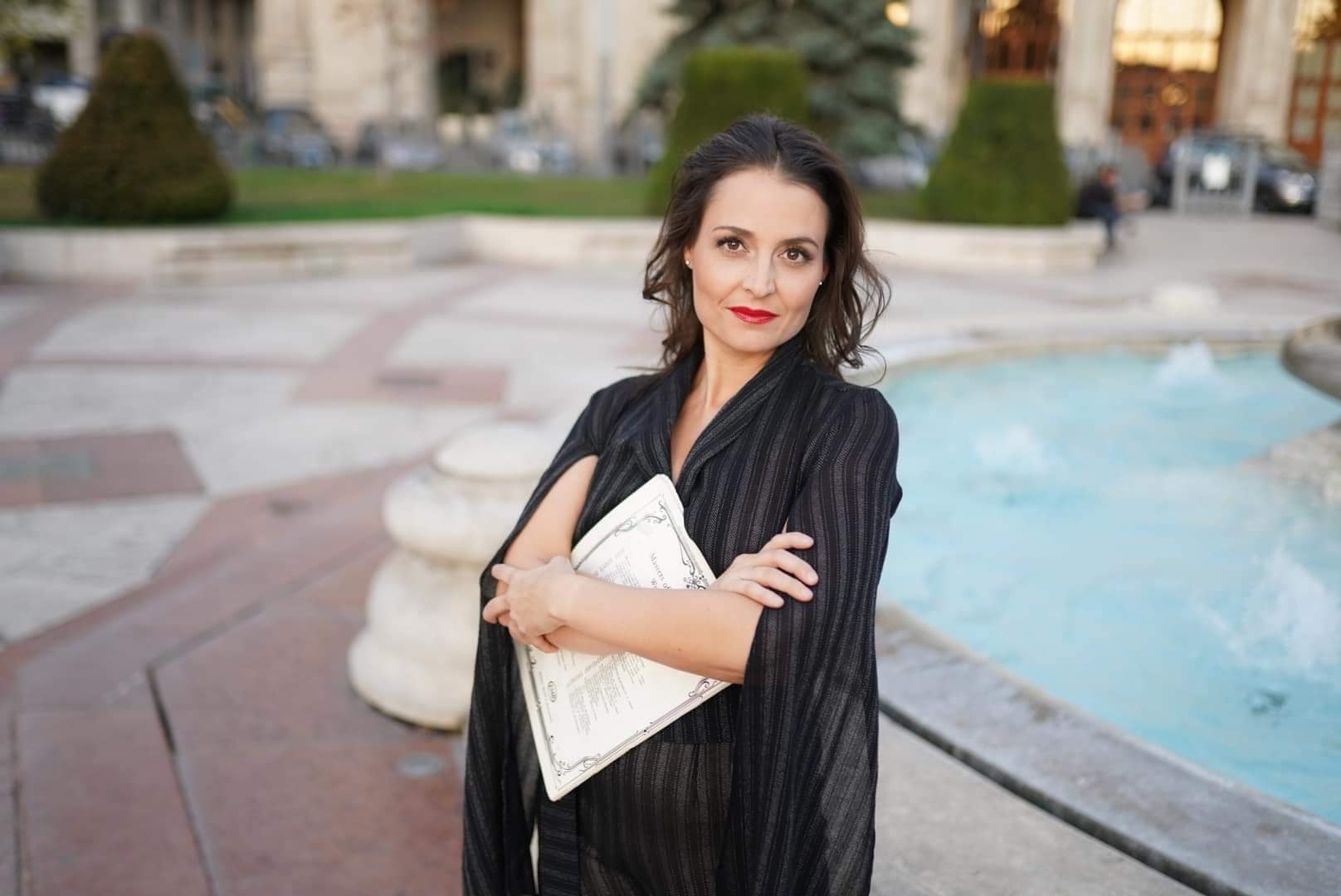 %label.img_fejes-krisztina-zongoramuvesz-kottaval-pesti-vigado-elotti-rakpart_alt%